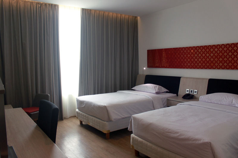 Fox Hotel Pakanbaru Exteriör bild