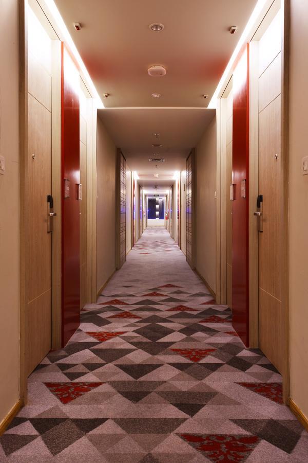 Fox Hotel Pakanbaru Exteriör bild